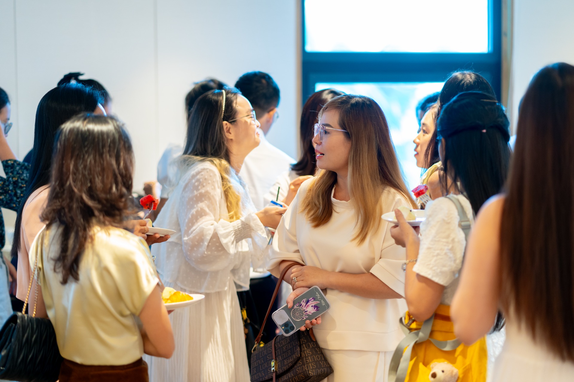 Khách hàng trao đổi với nhau về kiến thức làm đẹp