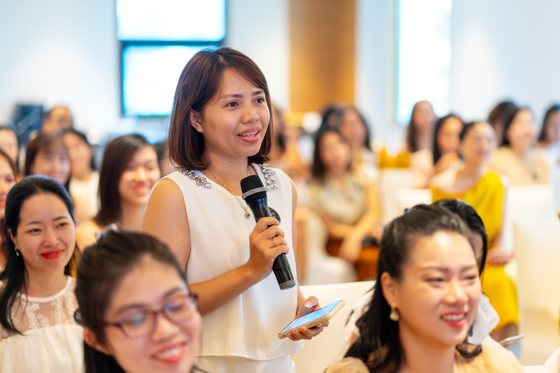 Khách hàng tham gia đặt câu hỏi đến Ông Himu Uddin - Chủ tịch Tập đoàn Aishodo