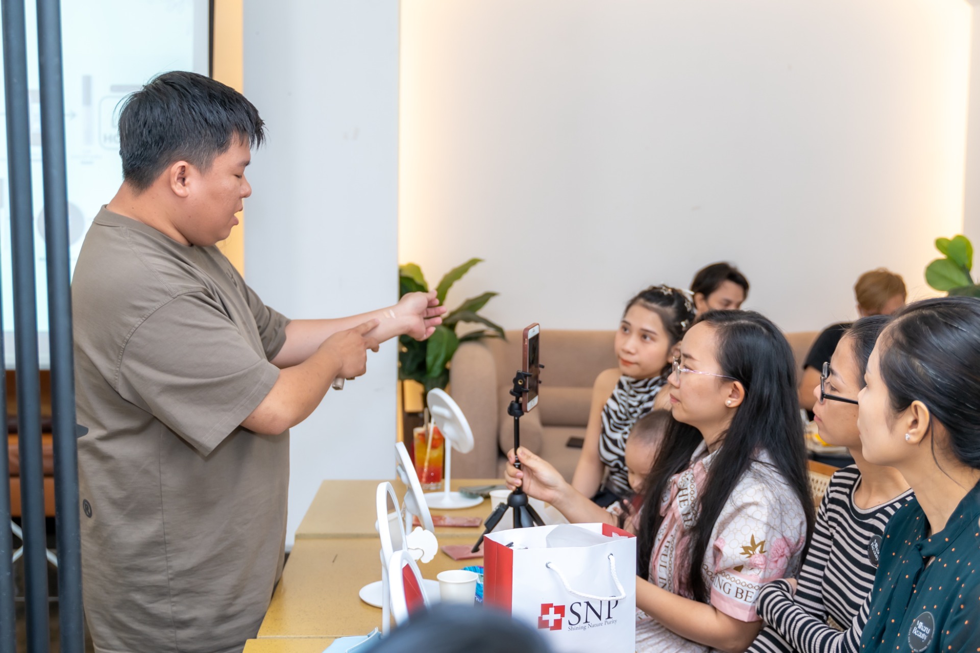 Sử dụng kem che khuyết điểm